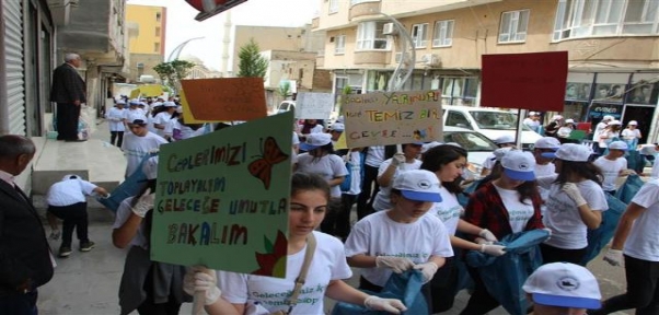 SİLOPİ`DE ÖĞRENCİLERDEN TEMİZLİK ETKİNLİĞİ