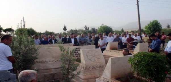 SİLOPİ`DE 2 YIL ÖNCE BOMBALI SALDIRIDA ÖLEN 4 KİŞİ MEZARLARI BAŞINDA ANILDI