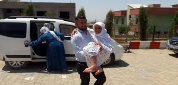 OY KULLANMASI İÇİN BABAANNESİNİ SANDIĞA KUCAĞINDA TAŞIDI
