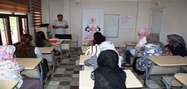 ŞIRNAK`TA AİLE DESTEK MERKEZİ KURSİYERLERİNE EĞİTİM VERİLDİ