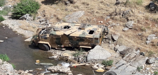 ULUDERE`DE ASKERİ ARAÇ ŞARAMPOLE YUVARLANDI: 1 ÖLÜ, 3`Ü ASKER 12 YARALI