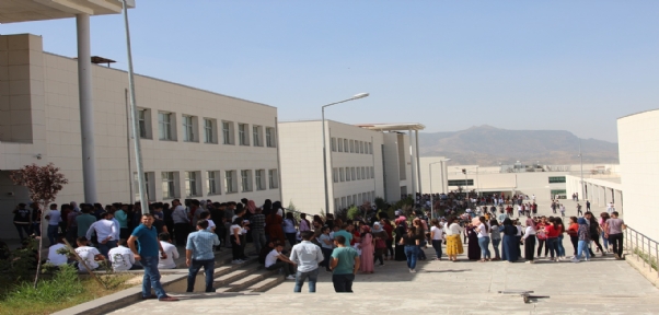 ŞIRNAK`TA ÖĞRENCİLER ÜNİVERSİTEYE GİDEBİLMEK İÇİN TER DÖKTÜ
