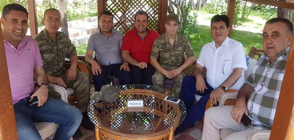 KEMER BELEDİYE BAŞKANI GÖREVLİ ASKERİ TELEFONLA NİŞANLISIYLA BULUŞTURDU