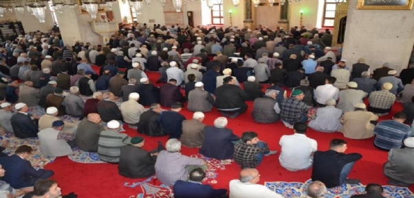 Cizre`de Aşırı Sıcaklara Rağmen Camiler Doldu