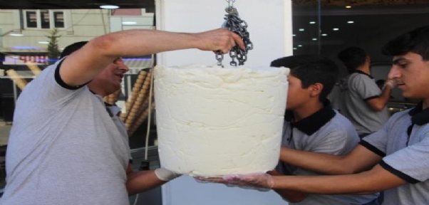 Silopili Esnaf 50 Kilo Dondurmayı Ücretsiz Dağıttı