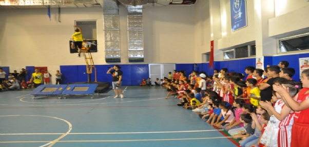 Şırnaklı Çocuklar, Akrobasi Basketbol Gösterisinde Gönüllerince Eğlendi