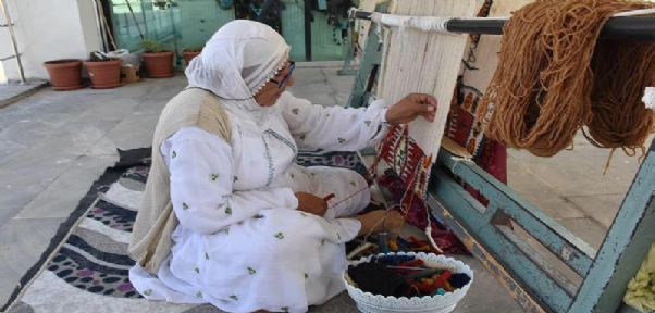 69 Yaşındaki Kadın Ailesine Bakmak İçin Yöresel Çanta Ve Kilim Dokuyor
