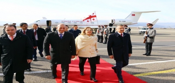 Gürcistan`ın İlk Kadın Devlet Başkanı Zurabişvili Yemin Etti
