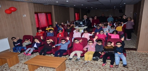 Öğrencilerin 3 Boyutlu Film Heyecanı