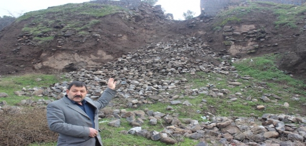 Şanlıurfa`da Tarihi Kalenin Surları Yağışlara Dayanamadı