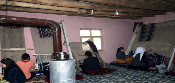 Unutulmaya Yüz Tutmuş Jirki Kilimlerine Genç Kızlar Sahip Çıktı