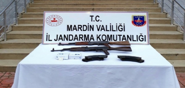 Türkiye Suriye sınır hattındaki beton bloklarda silah ele geçirildi