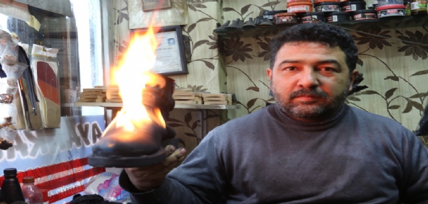 Boyaması İçin Getirilen Ayakkabıları Yakıyor