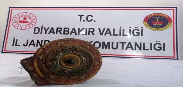 Diyarbakır`da 1100 Yıllık Altın Yazmalı Dini Motifli Kitap Ele Geçirildi