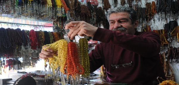 Çocuklarını Okutmak İçin Yüz Yıllık Tespihlerini Satışa Çıkardı