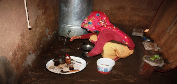 Koca Şiddetinden Kaçan Kadın Çocuğu ileTek Gözlü Evde Yaşam Mücadelesi
