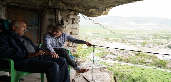 Mağara Yaşamına Geri Döndü