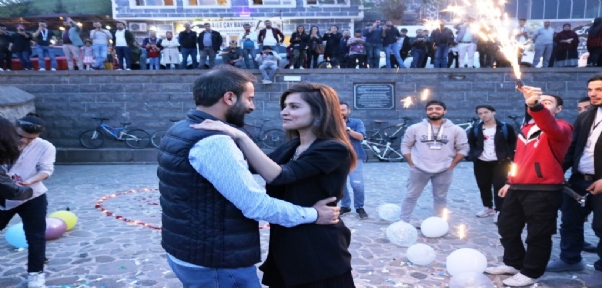 Tarihi Köprüde Sürpriz Evlenme Teklifi