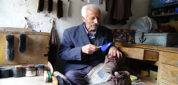 55 Yıldır Ayakkabı Boyayarak Evini Geçindiriyor