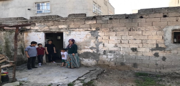Çocuklarına Hem Annelik Hem De Babalık Yapıyor