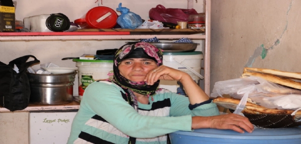 Şeker hastası anne, çocuklarıyla rutubetli evde yaşam mücadelesi veriyor