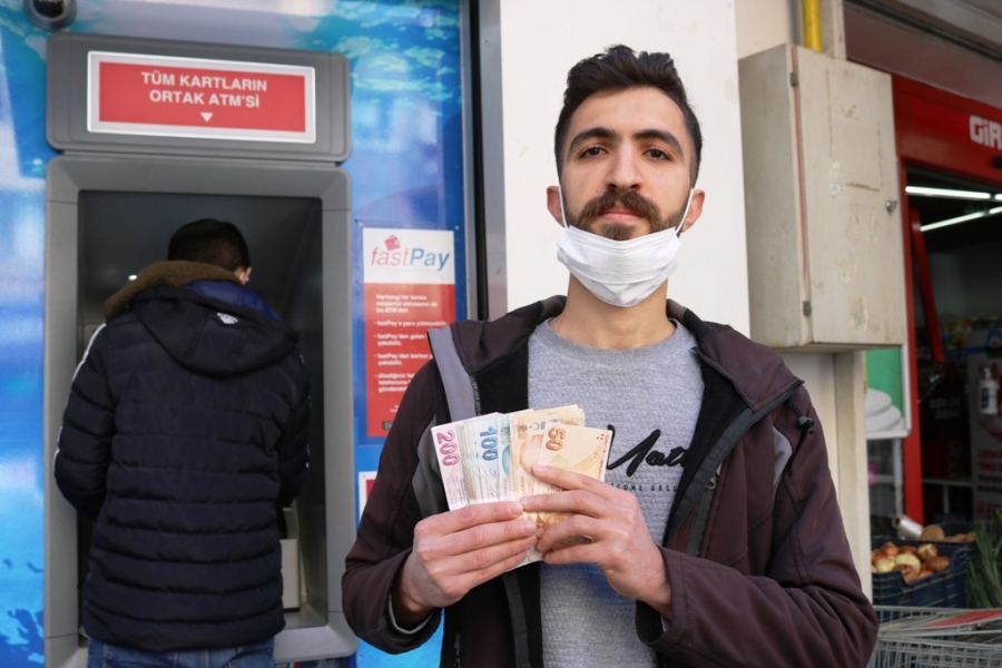 İşsiz genç ATM’de bulduğu parayı banka yetkililerine teslim etti