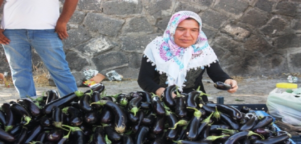 Diyarbakırlı Kadınlar, Ektikleri Ürünleri Mezarlık Önünde Satıyor