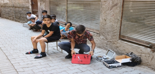 Diyarbakırlı Genç Berber, Sokak Sokak Gezip Çocukları Ücretsiz Tıraş Ediyor