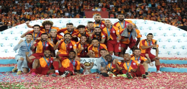 2019 TFF Süper Kupa`nın Şampiyonu Galatasaray Kupayı Kaldırdı