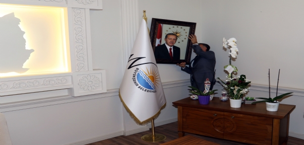 Kayyum ilk olarak Erdoğan`ın fotoğrafını astı