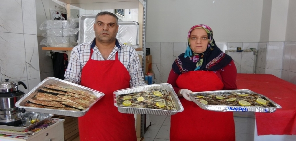 Sırt Sırta Verip Balıkçı Tezgahında Çocukları İçin Ter Döküyorlar