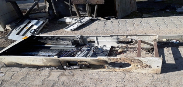Mardin`de kaçak elektriği önleyen panoları kırıp yaktılar