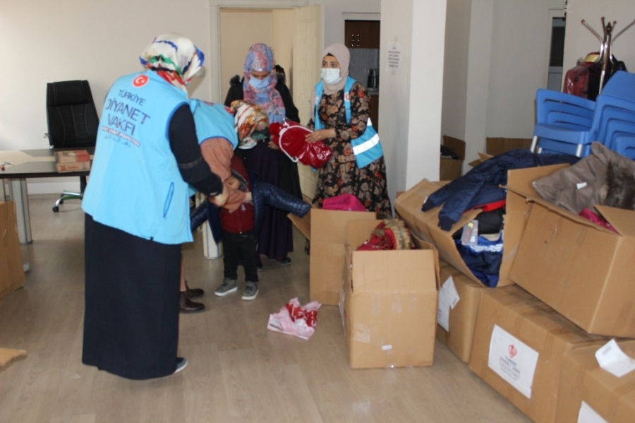 Eskişehir’den gönderilen kışlık malzemeler Siirtli çocukların içini ısıttı