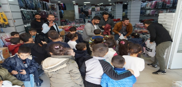 İstanbul`dan Batman`a gelip yetim ve öksüz çocukların yüzünü güldürdüler