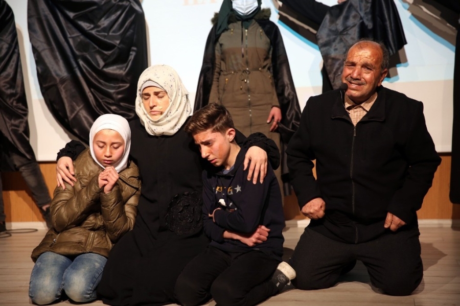 Mardin’de savaş mağduru Suriyelileri konu alan tiyatro sahnelendi