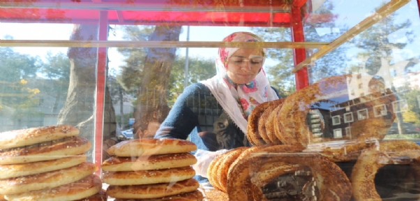 Çocuklarını Okutmak İçin Simit Satıyor