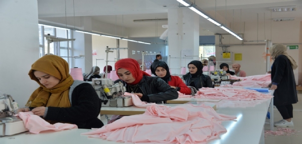 460 kişi, ilçede açılan tekstil atölyeleriyle iş sahibi oldu