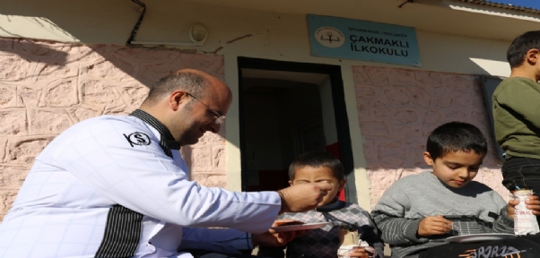 Öğretmenlerin Mesajını Dikkate Aldı, 57 Okula 1 Buçuk Ton Tatlı Dağıttı