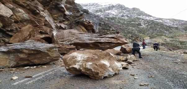 Şırnak-Beytüşşebap Yoluna Kaya Parçası Düştü