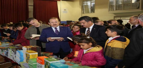 Şırnak`ta Kitap Fuarının Açılışını Gerçekleştirdi