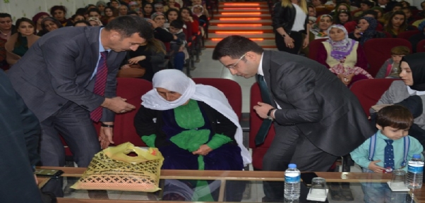 3 Çocuğu Ve 2 Kardeşi Şehit Olan Hatice Acer Yılın Kadını Seçildi
