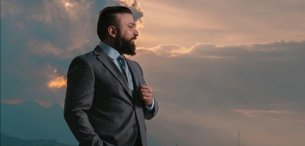 Iraklı model Hikmat Kucher korona virüse karşı dayanışma çağrısı yaptı