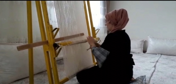 Uludere`de Kadınlar Evde Kalarak Üretmeye Devam Ediyor