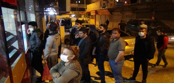 Kızıltepe`de vatandaşlar marketlere akın etti