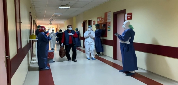 Diyarbakır`da korona virüsü yenen 10 hasta alkışlar eşliğinde taburcu edildi