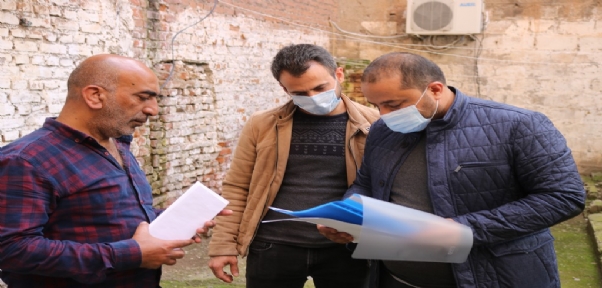 Diyarbakırlı İş Adamı Kapı Kapı Dolaşıp İhtiyaç Sahiplerine Para Dağıttı