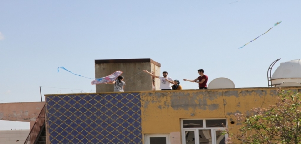 Uçurtma sevdalısından Mardinlilere gökyüzünden `evde kal` çağrısı