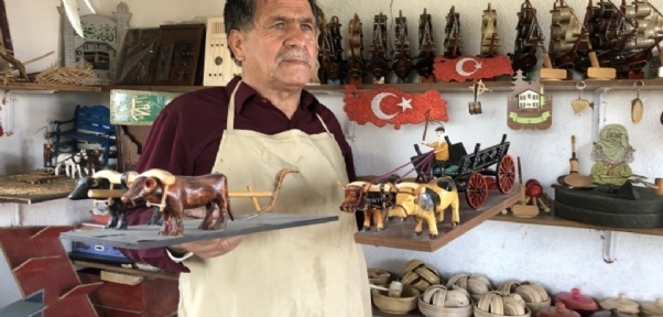 Memleket sevgisini ahşaba işliyor