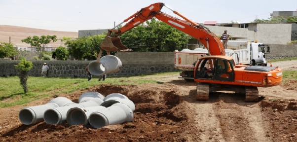 Cizre Belediyesi Yağmurlama Hattı Döşeme Çalışmalarına Devam Ediyor