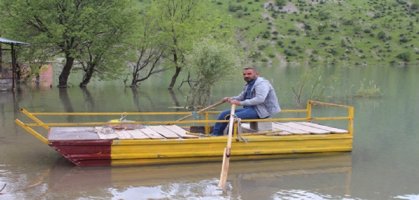 Strafor, tahta ve saçtan kendi kayığını yaptı